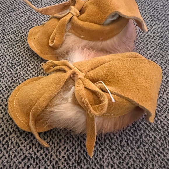 NWOT infant moccasins with fur. - Picture 4 of 6